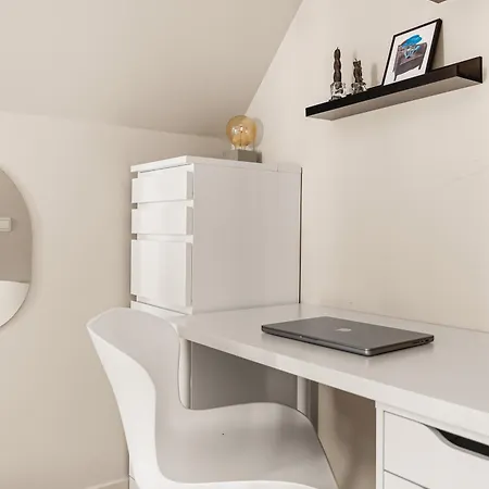 Top-floor W/ Private Patio And Work Space 卑爾根