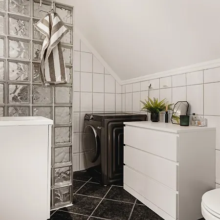 Top-floor W/ Private Patio And Work Space Apartment Bergen