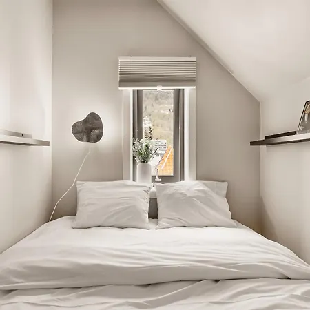 Top-floor W/ Private Patio And Work Space Apartment Bergen
