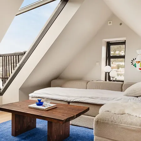 Top-floor W/ Private Patio And Work Space *