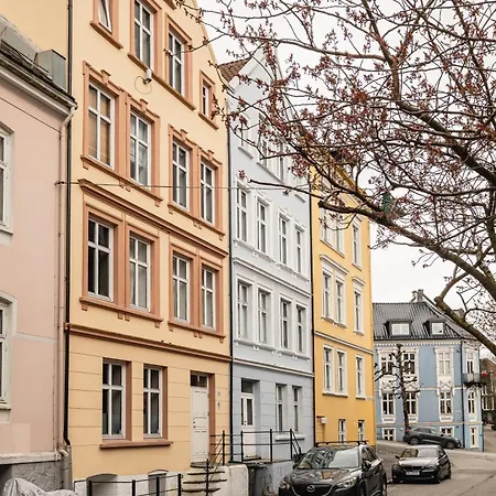 Top-floor W/ Private Patio And Work Space Bergen